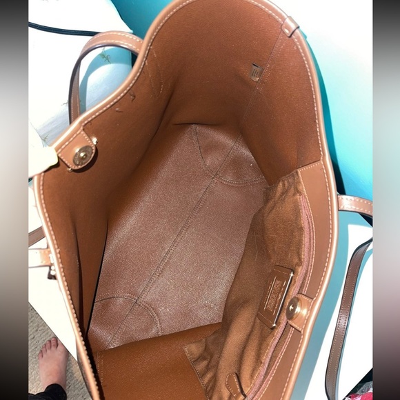 Coach City Tote in Signature Canvas - Picture 4 of 7